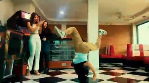 Yeik-Lawson-Rodriguez-Costa-Ricas-Call-Center-Rap-Breakdancing-commerical-9.png